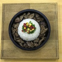Sebzeli ve soya sosu ile sotelenmiş antrikot dilimleri ile özel soslu pirinç pilavı