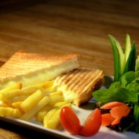 Parmak patates, beyaz peynir, zeytin ezmesi, domates salatalık söğüş