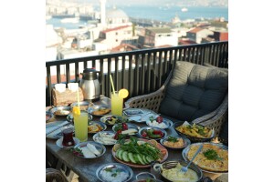 Huqqam Lounge Terrace'tan Nefis Serpme Kahvaltı Menüsü